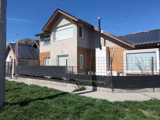 Casa Nueva En Esquel. Pileta Natación. Patio Y Quincho