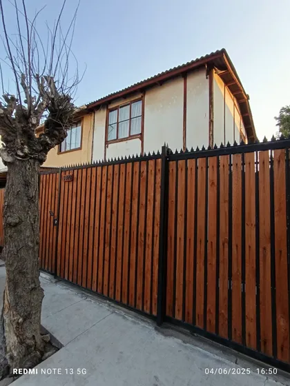 Cómoda Casa De 2 Pisos Con Amplio Patio. 