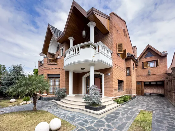 Chalet En Venta En R. Calzada Unico Por Categoria Y Diseño