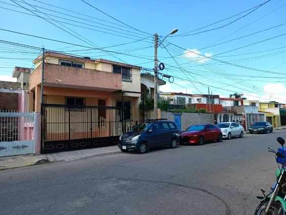 Casa De 2 Pisos En Venta En Los Pinos. Mérida