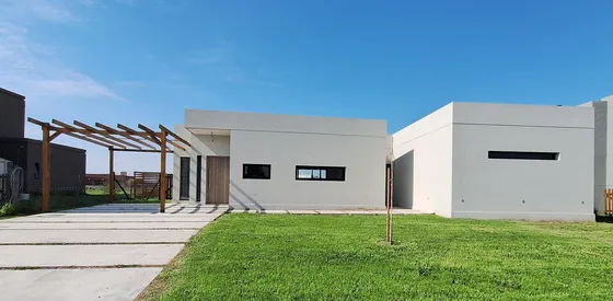 Casa En Venta A La Laguna En San Sebastian - Area 11 ¡no Te Pierdas Esta Oportunidad!