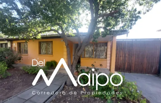 Se Vende Casa Con Gran Terreno, Frente A Bello Parque.
