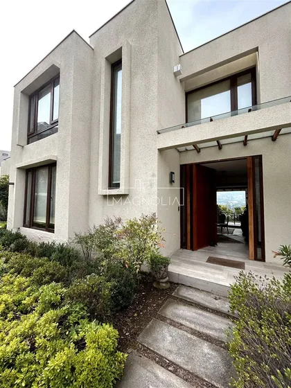 Casa En Venta De 6 Dorm. En Lo Barnechea