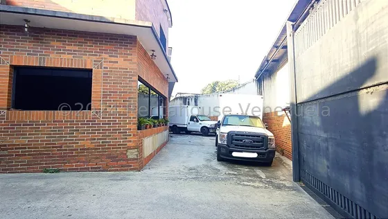 Estructura De Uso Comercial A La Venta.en Santa Monica,ideal Para Dist De Alimentos,con 240 M2 Cava Cuarto ,300 M2 Deposito,garage Para  8 Camiones 350,baños,oficina.24-16876gm