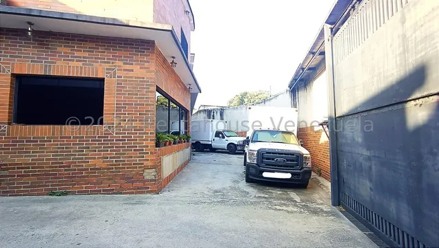 Estructura De Uso Comercial A La Venta.en Santa Monica,ideal Para Dist De Alimentos,con 240 M2 Cava Cuarto ,300 M2 Deposito,garage Para  8 Camiones 350,baños,oficina.24-16876gm