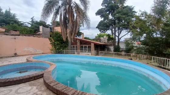  En Venta Casa De 2 Dormitorios, Con Gran Parque, Pileta Y Quincho , Sol Y Rio, Villa Carlos Paz.
