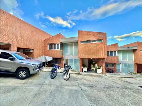Se Vende Townhouse 315m² 3h+s/ 4b/ 4e Lomas Linda