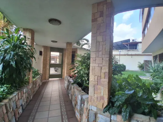 Js Bienes Raíces Ofrece Y Promociona La Venta De Un Lindo Amplio Y Cómodo  Apartamento En Urbanización San Calicanto, Maracay, Residencias Moisés, El Inmueble Mide 145 Mts2,  Estado Aragua    022js