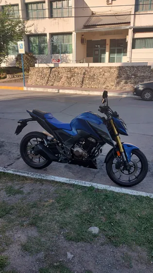 Honda Cb300f.