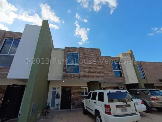 Townhouse  Venta  Concepto Abierto, Pozo De Agua, Piscina Y Area Social Para El Disfrute Familiar.el Rincon Valencia Carabobo Leida Falcon Lf25-158