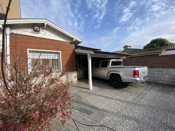 Casa En Venta - 3 Dormitorios 2 Baños - Cochera - 300mts2 - Quilmes