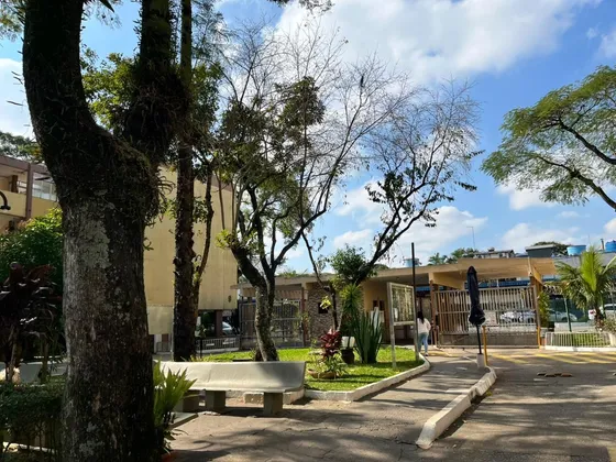 Apto Com 3 Dormitórios, Semi Mobiliado, Com Escritura, Vago.