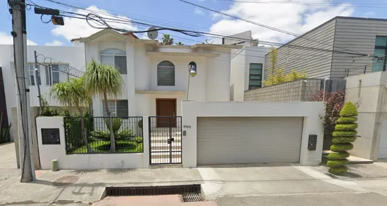 Casa En Remate, En Zona De Alta Plusvalía, Col. Jardines De Chapultepec, Tijuana, Baja California.