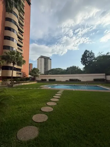 Yasmin Roa Alquila Penthouse En La Urb Los Mangos. Edif. Botánica Cod 343853