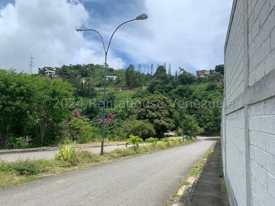 Se Trata De Un Terreno Tipico De La Zona. Quebradizo Y Adaptable. Ideal Para La Construccion De Cimientos. Posee Bienhechurias En Un 50 %, Ideal Para Inversionista. Esta En Caicaguana