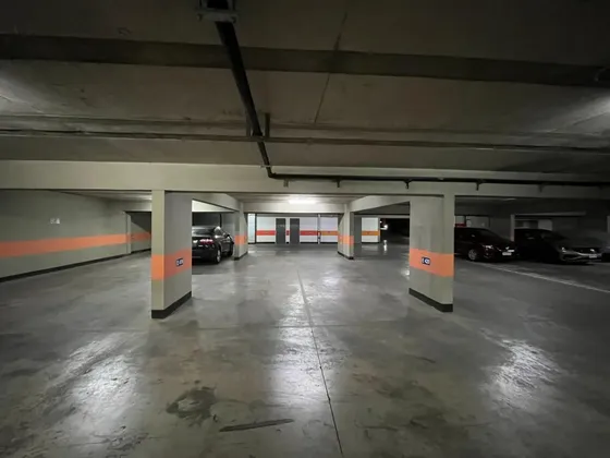 Estacionamiento Subterráneo, Lyon A Pasos De Pocuro. Rebajad