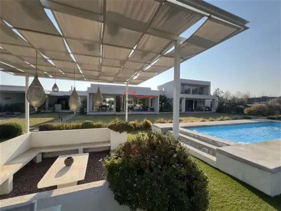 Moderna Casa En Venta De 3 Dorm. Cond Las Brisas De Chicureo