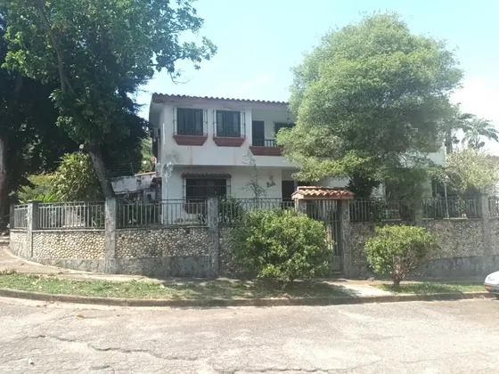 Casa Comercial Urb. La Viña. Diagonal Al C.c. Concepto La Viña - (zonificación C1r1) Gerardo
