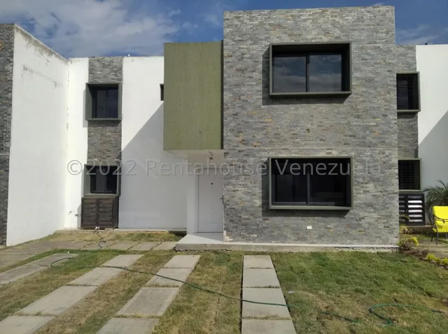 Venta Hermosa Casa Duplex Ubicada En Urb El Bosque Conjunto Exclusivo De La Ciudad De Cabudare    Profesional Inmobiliario Mehilyn Perez   