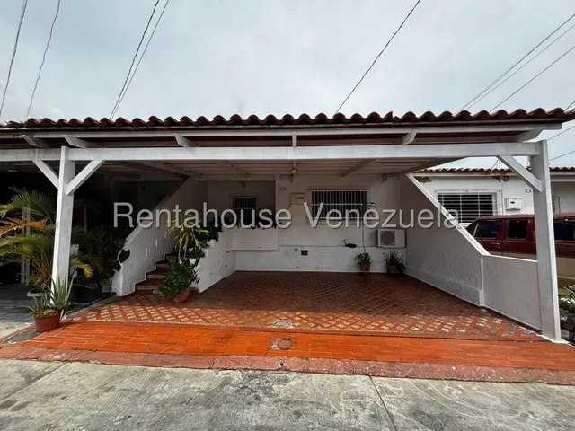  Hermosa Y Amplia Casa De Dos Plantas A La Venta En Un Excelente Urbanismo Los Bucare Cabudare Rc