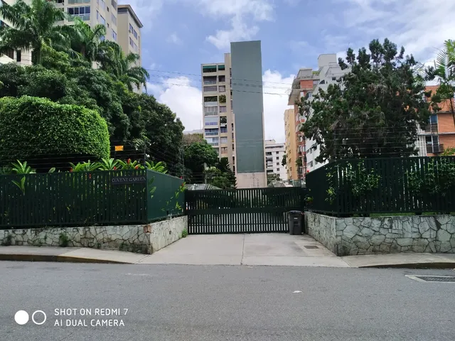 Hbr.  Excelente Apa. Urbanización Los Palos Grandes. Remodelado. $ 80mil. 10 Puestos Visitantes.