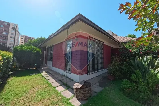 Casa En Ñuñoa 4 Dormitorios/3 Baños En Pasaje