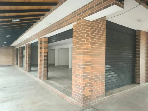 G32-04 En Alquiler Amplio Local Comercial, En Av. Sucre, Bejuma, Carabobo.