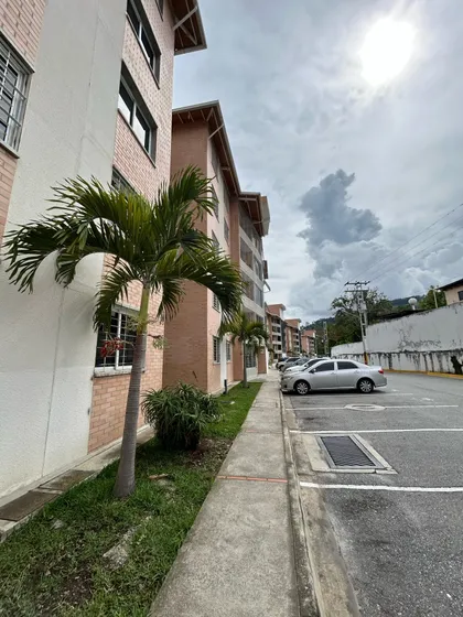 Apartamento De Oportunidad En Colinas De La Pedregosa 
