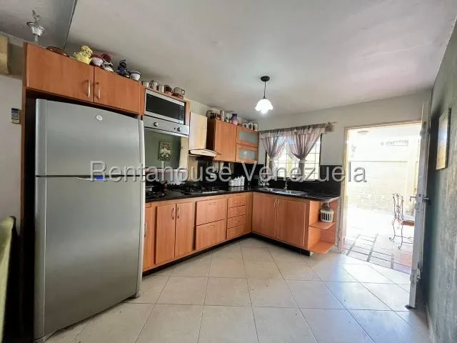 Casa En Venta En Cabudare Urb Prados Del Golf Con Vigilancia Las 24 Horas Posee 2 Habitaciones 2 Baños Bellas Areas Comunes Cod 25 19255 Comunicate Soy Gabi Irastorza                                  
