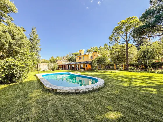Casa En Venta 3 Dormitorios Sobre Lote De 1600m2 En Funes