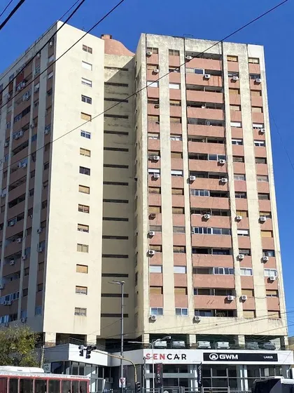 Venta 3 Ambientes Al Frente Sobre Avenida Pavon.