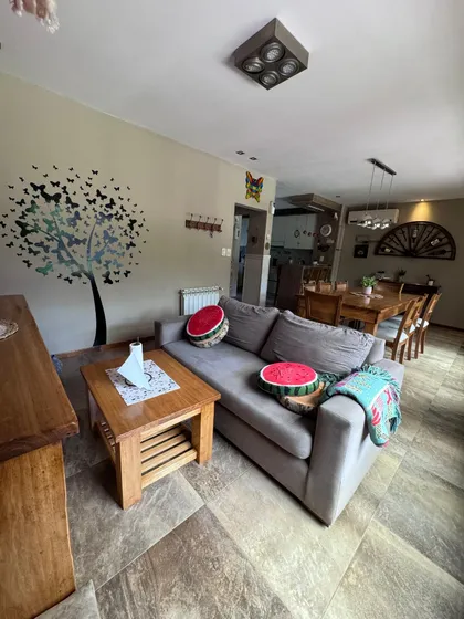 Hermosa Propiedad Sobre Lote Propio De 300 M2. 4 Ambientes. Ituzaingo Sur