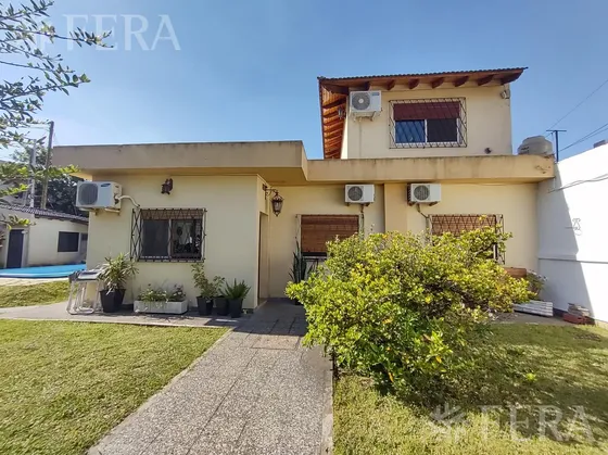 Venta De Casa 4 Ambientes Con Jardín Y Piscina En Piñeyro
