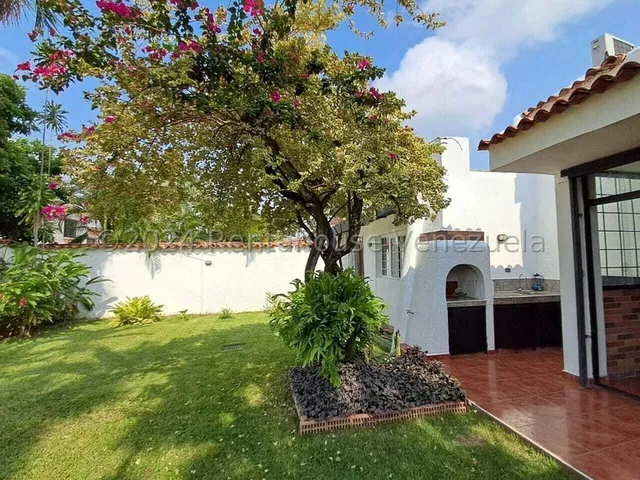 Diana C. Vende Casa En Trigal Norte, Cómoda E Iluminada, Valencia, Amplia, Calle Cerrada. Rc-dc 24-26168