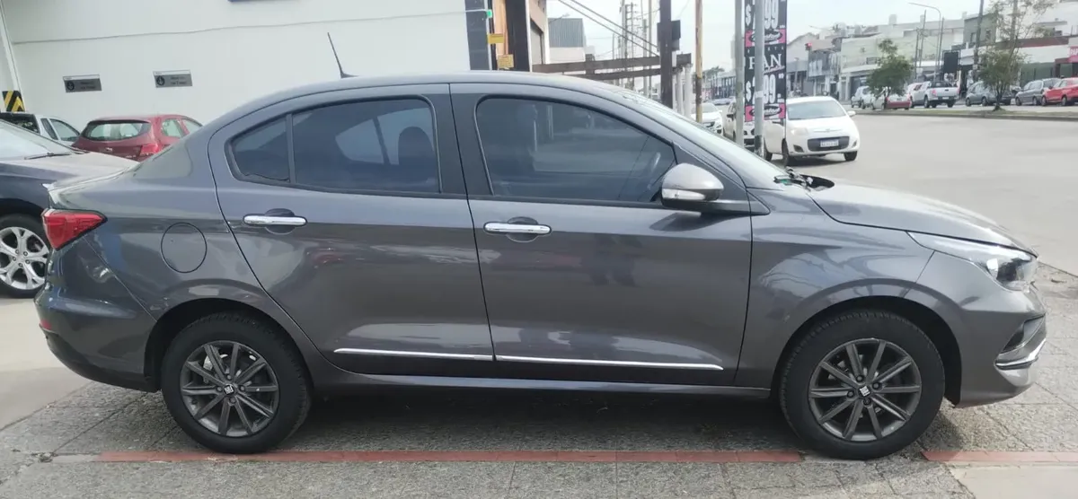 Fiat Cronos 1.3 Stile Mt5443774775204454421