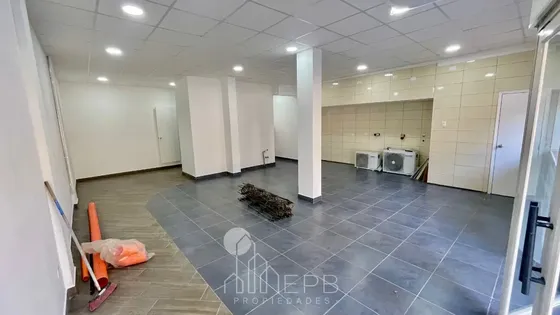 Se Arrienda Local Comercial Ubicado En Santiago