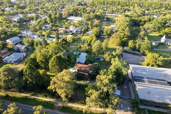 Casa 700 M2 Apta Para Uso Comercial, Jardín, Piscina. Ruta 9 Y Bv. Mitre, Funes. | Venta