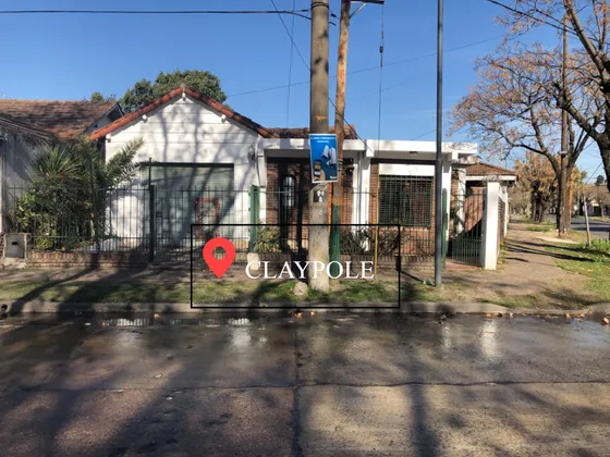 Casa Con Local A Metros De La Estación 