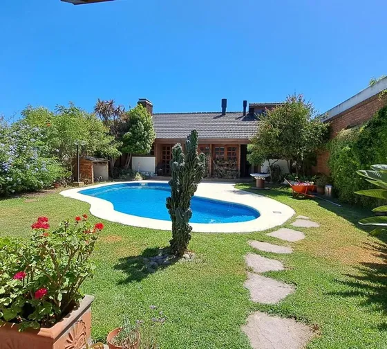 Chalet Castelar Norte 5 Amb. Pileta Quincho - Oportunidad