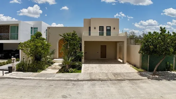 Casa En Venta En Mérida En Privada Nortemerida Con Acabados De Lujo Con Alberca