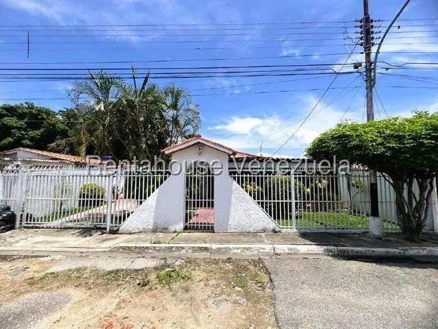 Casa En Venta Semiamoblada  Los Samanes Maracay (calle Cerrada) 25-21062 Apd