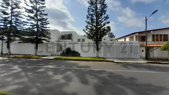 En Venta Hermosa Propiedad  Los Teques Urb. Los Picachos