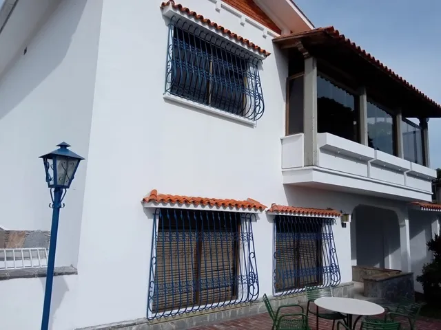 Casa Se Vende, Lomas De La Trinidad, 495m2constrc., Calle Cerrada, Hermosa Vista, Con Apartamento Independiente, 8p Est., 7hab.
