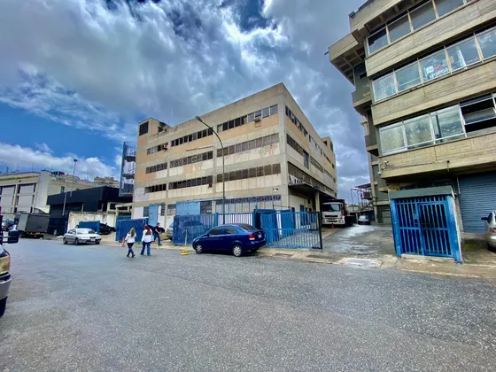 Piso En La Zona Industrial Guaicay 700 M2, 3 Cubiculos, 2 Baños Acropolis Mm