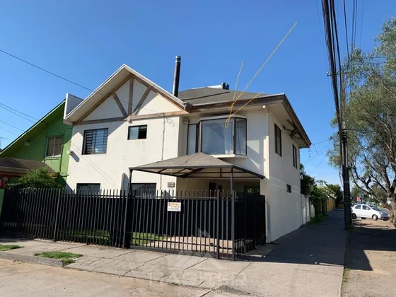 Casa En Venta De 5 Dorm. En Curicó