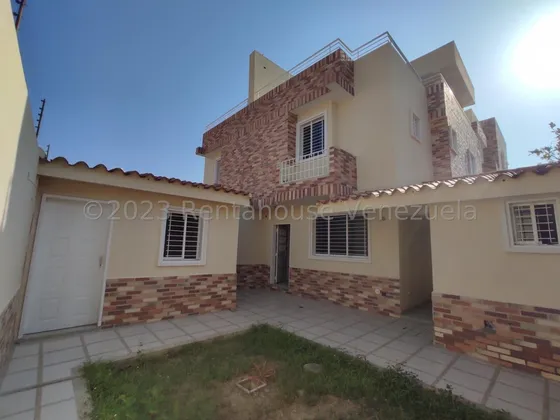 Asg Maravilloso Townhouse En Venta En Urb Andres Bello Zona Exclusiva De Maracay Para Diseñar A Su Gusto 25-14555