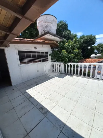 Venta De Oportunidad Una Magnifica Propiedad Ubicada En La Urbanización La Floresta De Maracay, Zona Norte, La Casa Quinta Es Ideal Para Emprender O Desarrollar Tu Negocio. 013jsc