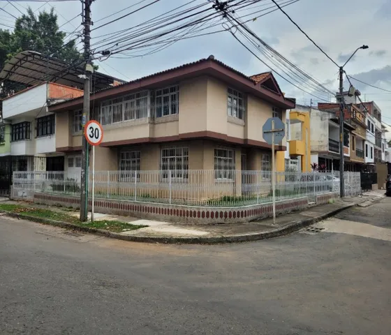 Casa Esquinera En Venta Barrio Departamental - Cali