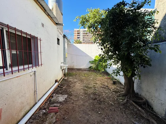 Casa En  Alquiler De Tres Ambientes Y Jardin Propio