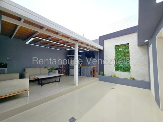 Erika Armeya Vende, Hermosa Casa En La Urbanizacion Roca Del Valle De Cabudare. Flex: 25-23041